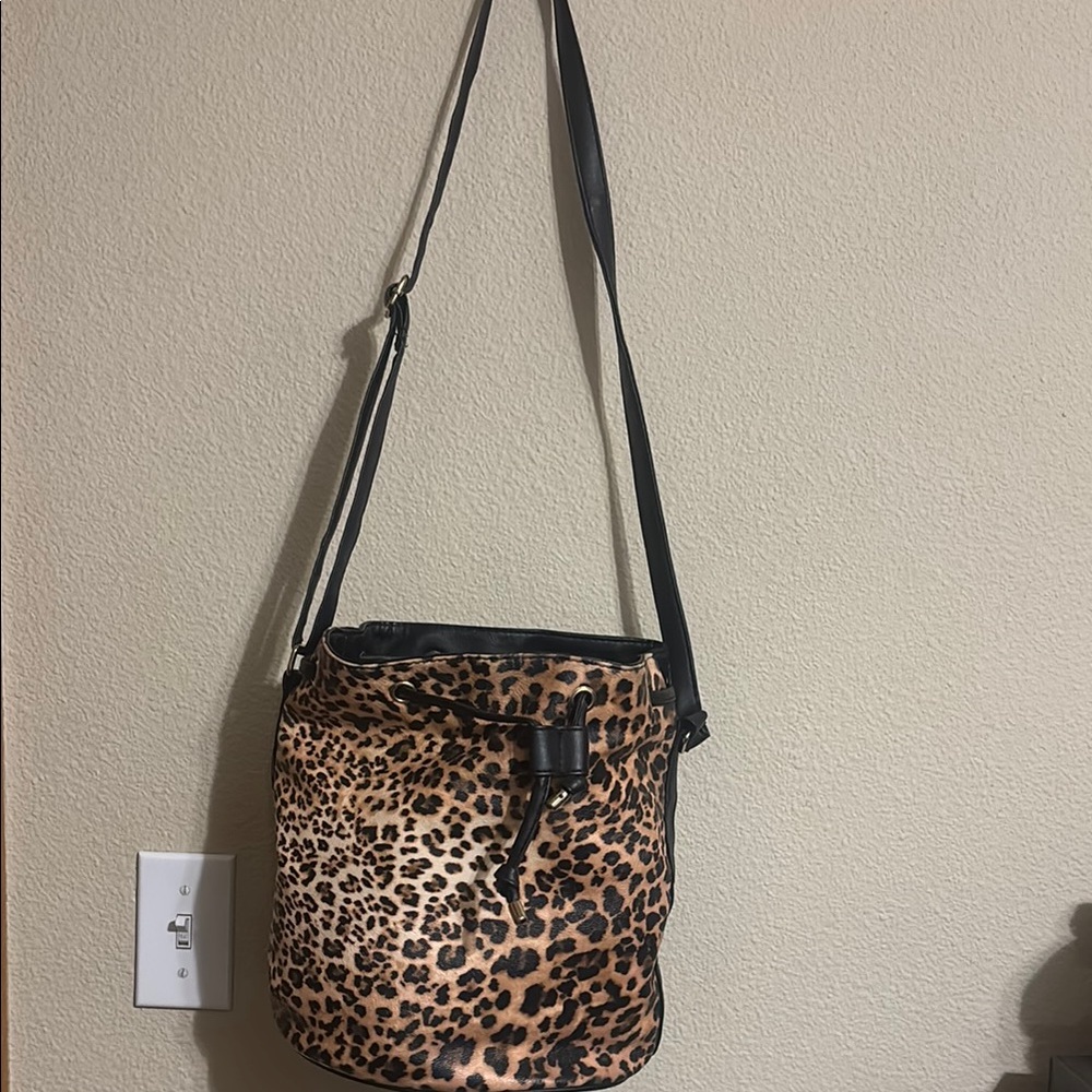 Atmosphere Leopard Print Shoulder Bag
